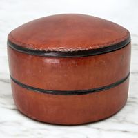 Ancienne boite touareg en cuir AMENUS structure en bois