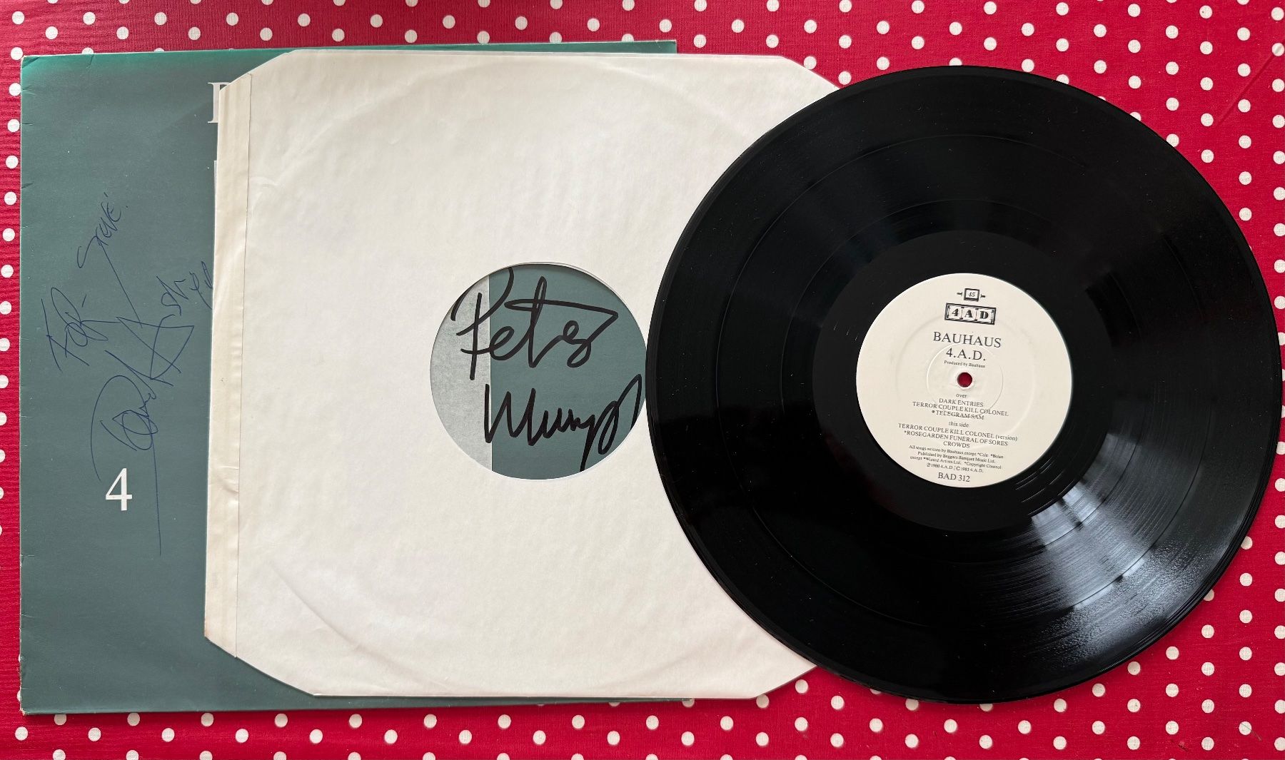 Autografi: LP Bauhaus con autografi – Usato da Breganzona venduto da mas_tv72 2