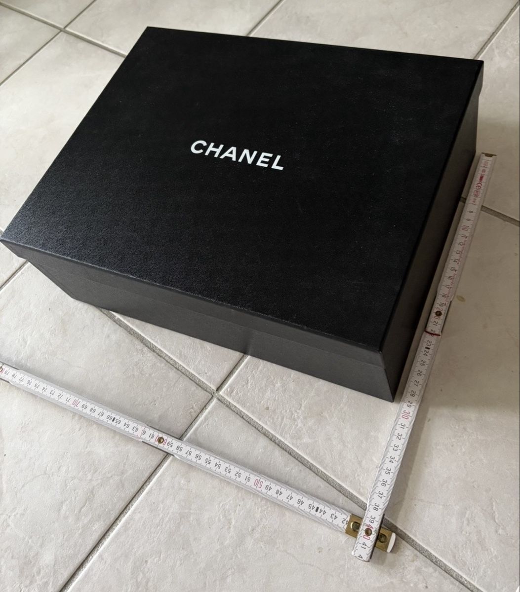 Chanel Taschen: Grosse Chanel Box fur Tasche – Gebraucht aus Etoy von Diadefin