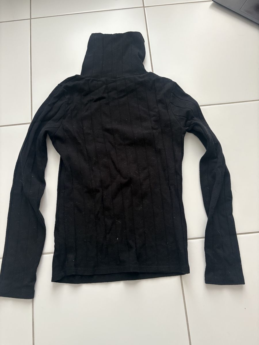 Pulls & Sweat-shirts: Schwarzer Rollkragenpullover, Grösse XS – D'occasion à Winterthur par nik_pr58