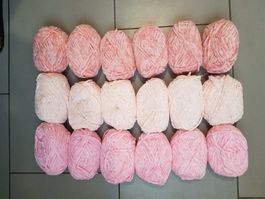 18 Knäuel Chenille Garn, insgesamt 900 Gramm