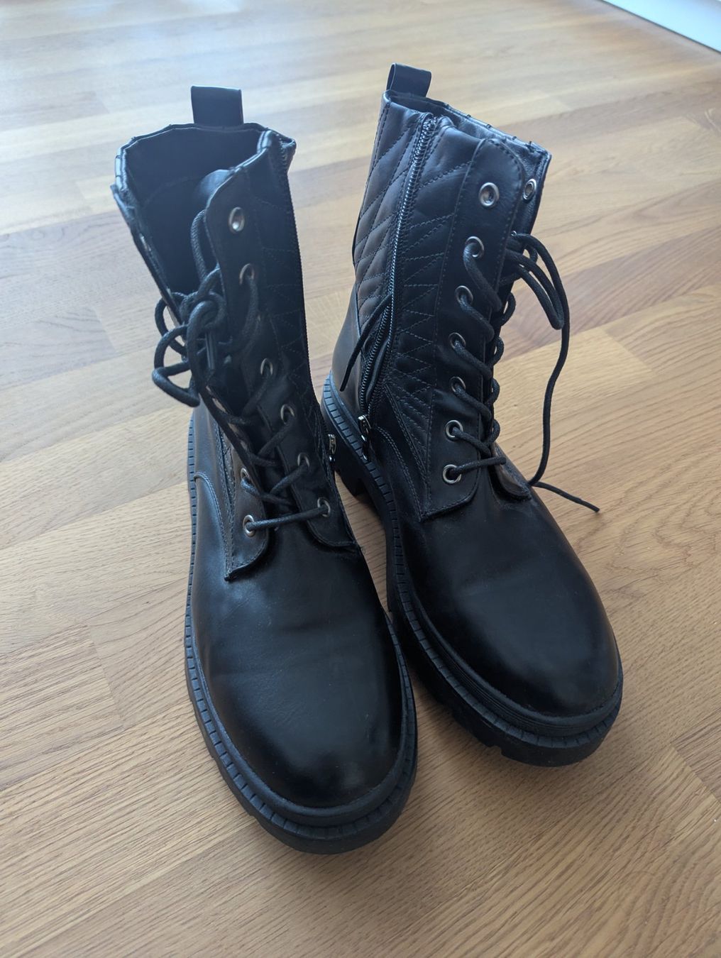 Scarpe da donna: Schwarze Winter Boots, neuwertig, Grösse 40 – Nuovo (secondo la descrizione) da Beckenried venduto da ang_j9fs