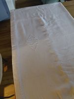 drap  de lit  ancien...broderie..  peut se mettre en nappe..