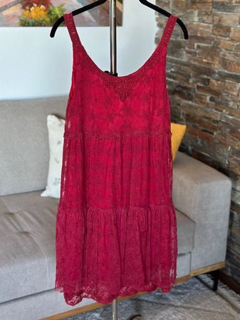Sommerliches Spitzenkleid in Weinrot Grösse 36
