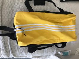 Adidas Sporttasche schwarz/gelb mit Henkel und Tragegurt
