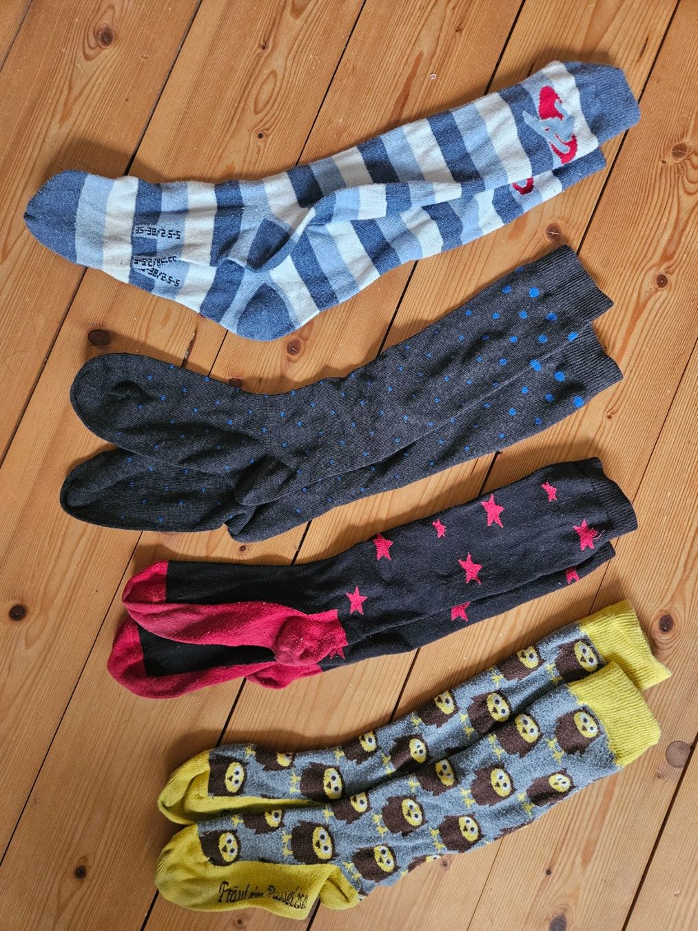 Chaussettes enfants: 4 Kinder Kniesocken, ca ab 32 – D'occasion à Rifferswil par fle_5nqr