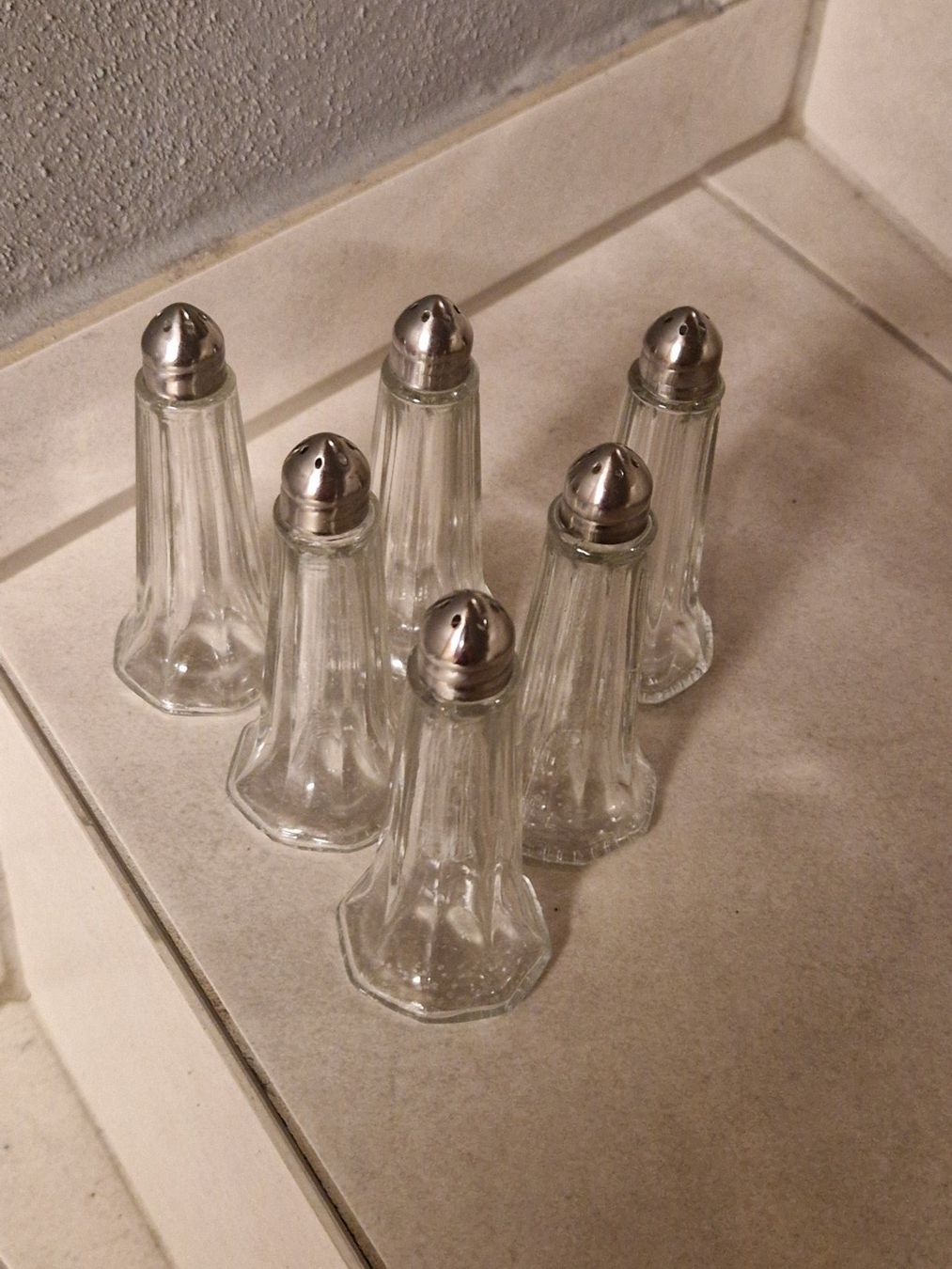 Set di piatti: Salz- oder Pfefferstreuer Glas – Usato da Hombrechtikon venduto da Vre_l9t8 2