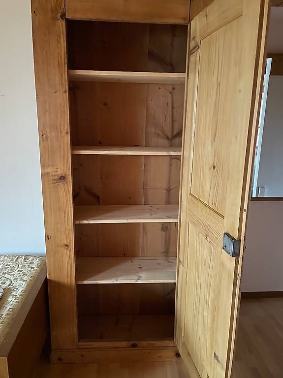 Schränke: Holzschrank massiv – Gebraucht aus Ennenda von Duke74 2