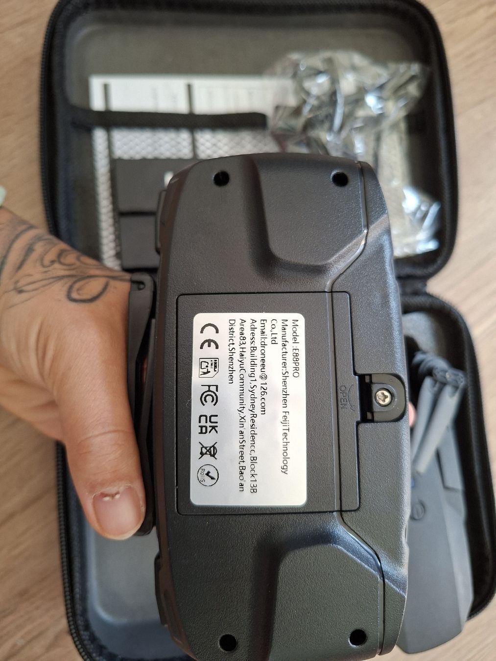 Modellismo RC: Drone E88 Pro avec télécommande et accessoires, état neuf – Nuovo e nell'imballaggio originale da Ponts-de-Martel venduto da zai_ksg8 2