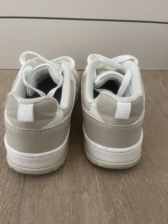 Damenschuhe: Damen Sneaker weiss/beige Gr. 38 Turnschuh – Gebraucht aus Reinach BL von present4you 1
