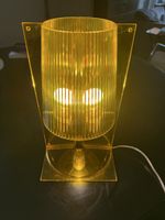 Gelbe Vintage Lampe aus Acryl mit Rippenmuster. 💡✨