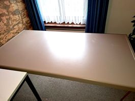Solider Büro-, Arbeits- Hobbytisch in beige-grau