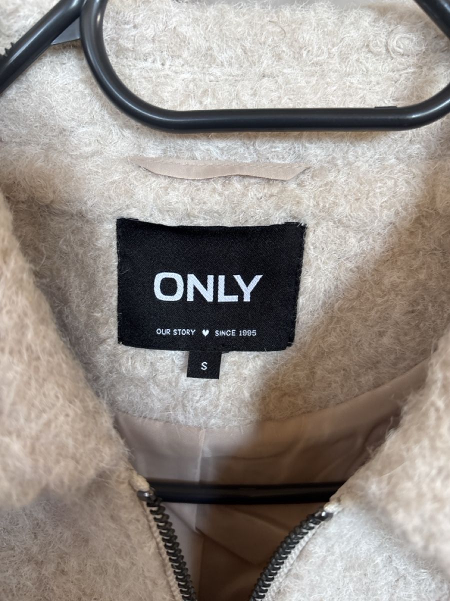 Only Jacken: Jacke Only Boucle beige Grösse S – Gebraucht aus Rorschacherberg von Kpas 1