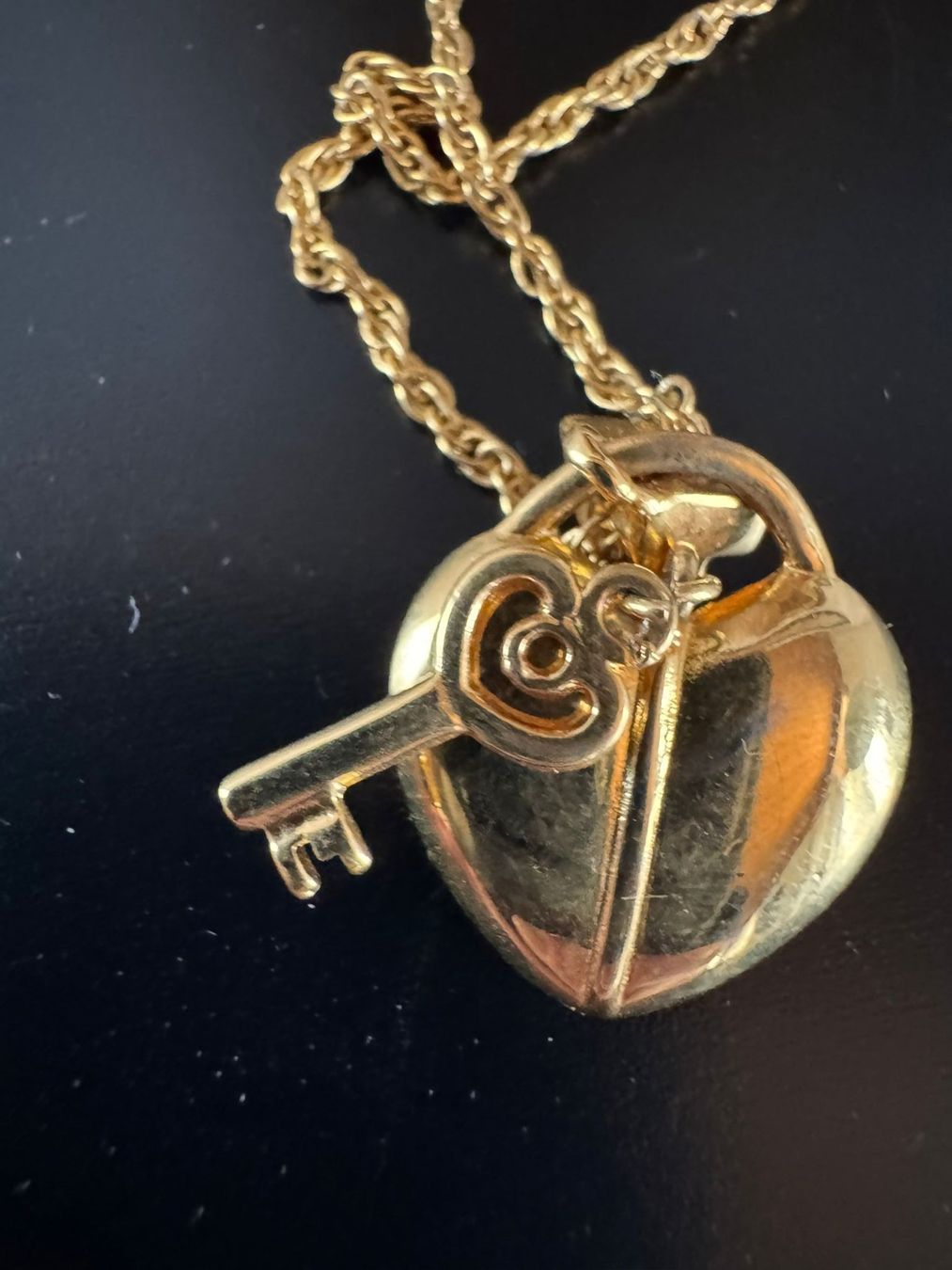 Catenine: Mario Valentino Herz-Collier goldfarben – Usato da Winterthur venduto da Dejv