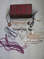 Holzschatulle mit viel Schmuck, echt und Modeschmuck 26 Stk.