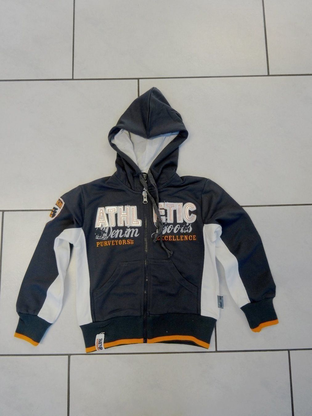 Giacche & Cappotti: Sweat Jacke grau mit Logos Gr. 110/116 – Nuovo e nell'imballaggio originale da Eschenbach SG venduto da Peachick
