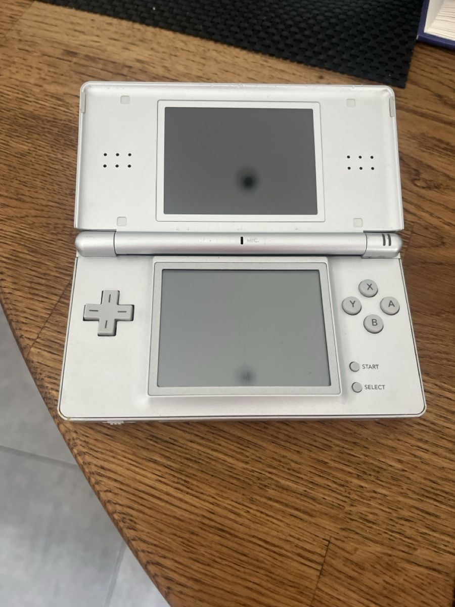 Nintendo Consoles: Nintendo DS lite grise avec 8 jeux – D'occasion à Vétroz par jer_xgh6 1