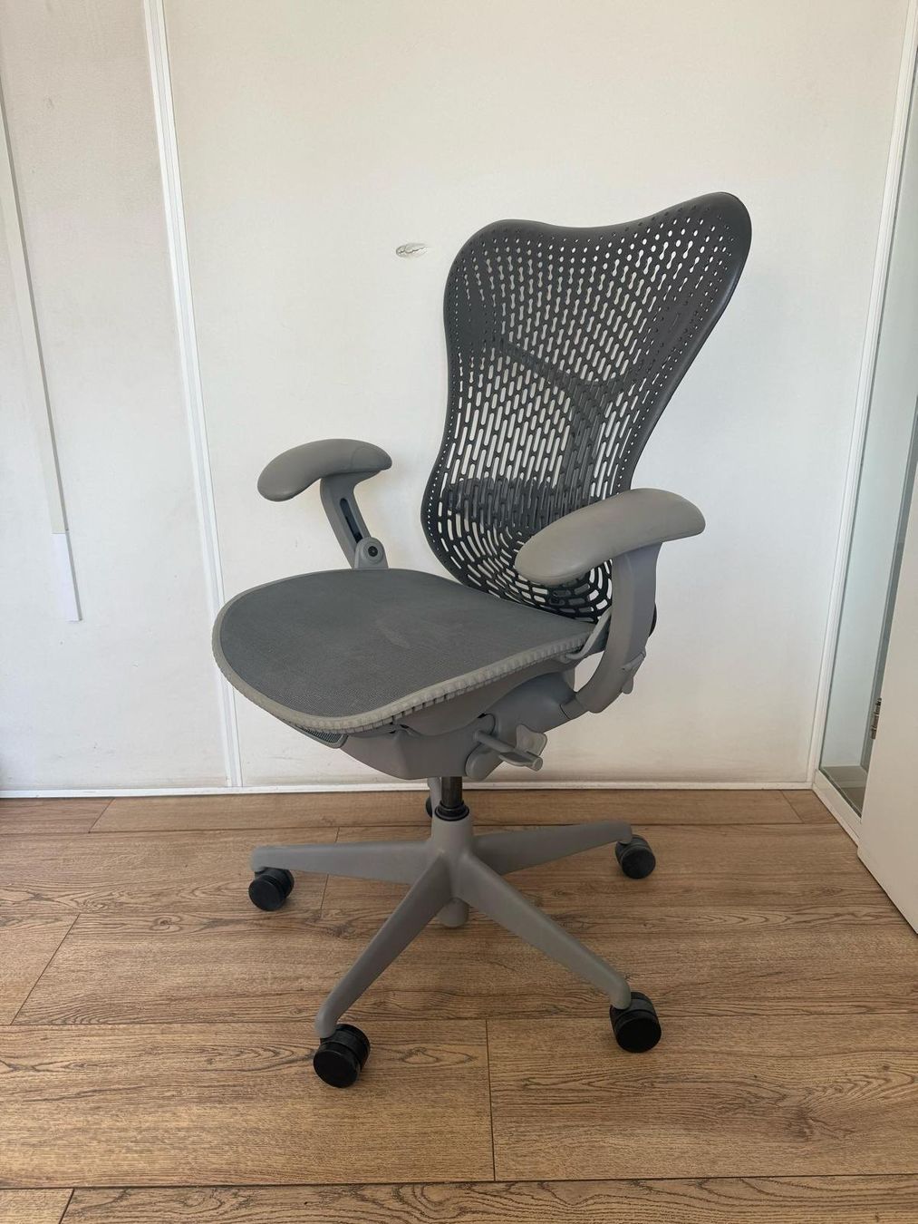 Herman Miller Stühle: Herman Miller Mirra Ligtgrey Black – Gebraucht aus Purmerend von Offeco 7