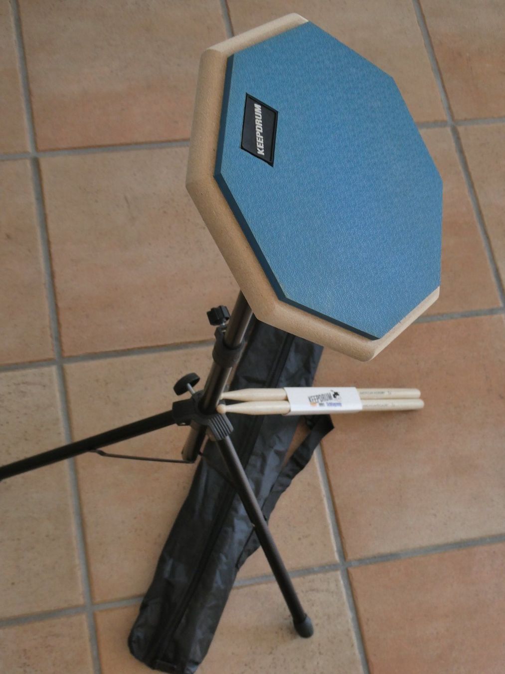 Musikinstrumente: Keepdrum Practice Pad 8" Blau + Stativ + Drumsticks + Tasche – Gebraucht aus Uetliburg SG von Viewsonicstar 3