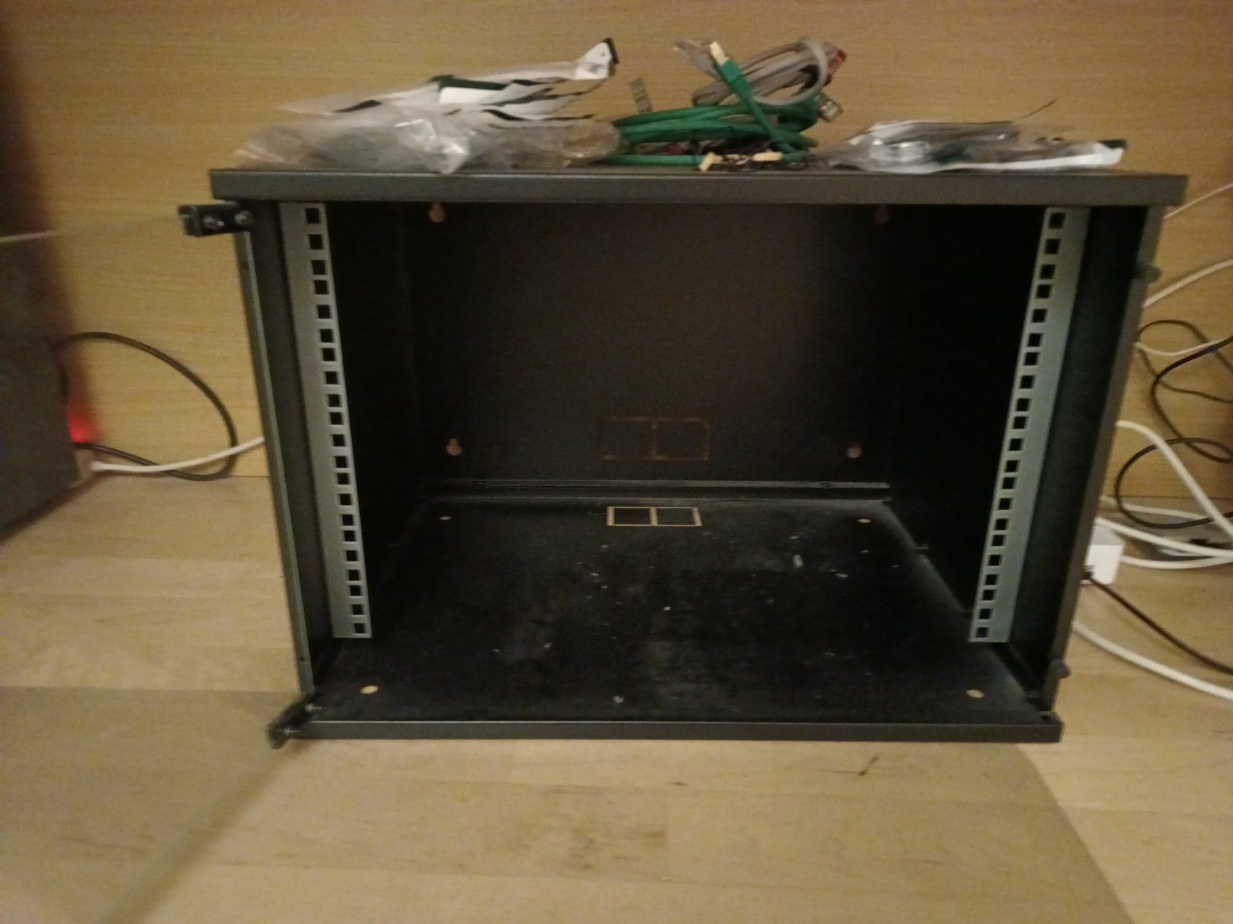 Racks & Ständer: Small Server Rack Cabinet – Gebraucht aus Niederrohrdorf von danielfb 1