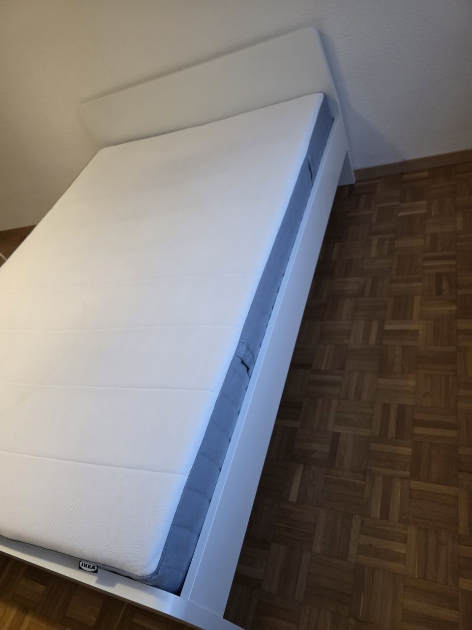 Lits: Bed frame with mattress – Neuf (Voir description) à Grand-Lancy par cho_yr6j 1