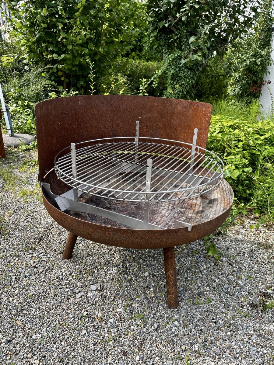 Feuerschale 80cm, 3-Bein, inkl. Windschutz und Grillrost (Gebraucht) in Zürich für CHF 235 – nur Abholung auf Ricardo kaufen