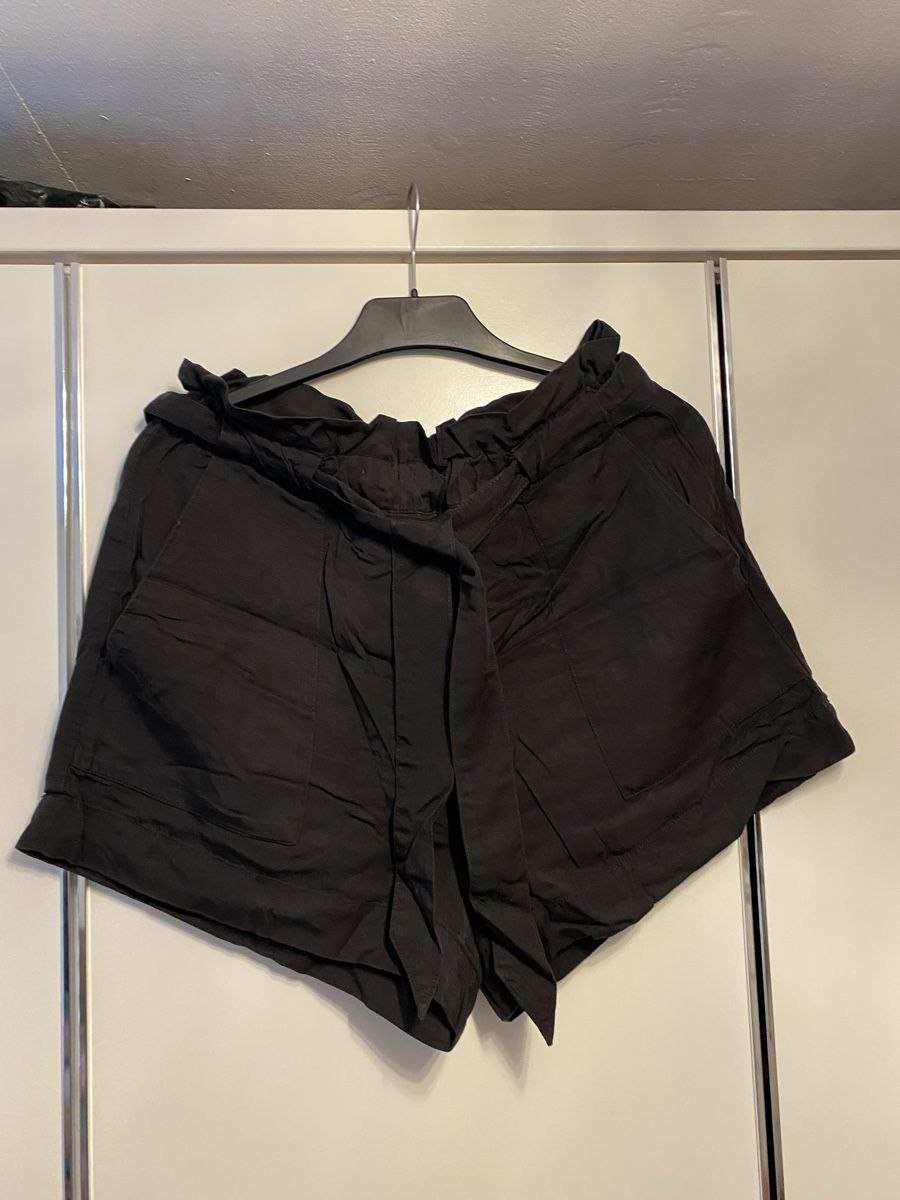 H&M Pantaloni: Damen Shorts Gr.38 – Usato da Pfungen venduto da Sheki56