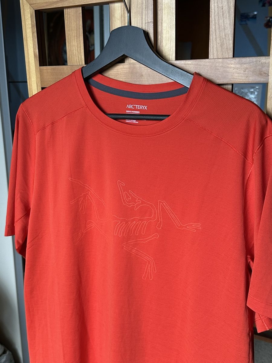 Arcteryx T-shirt: New Arcteryx T-shirt size M – Nuovo (secondo la descrizione) da Villars-Burquin venduto da Iliasso 1