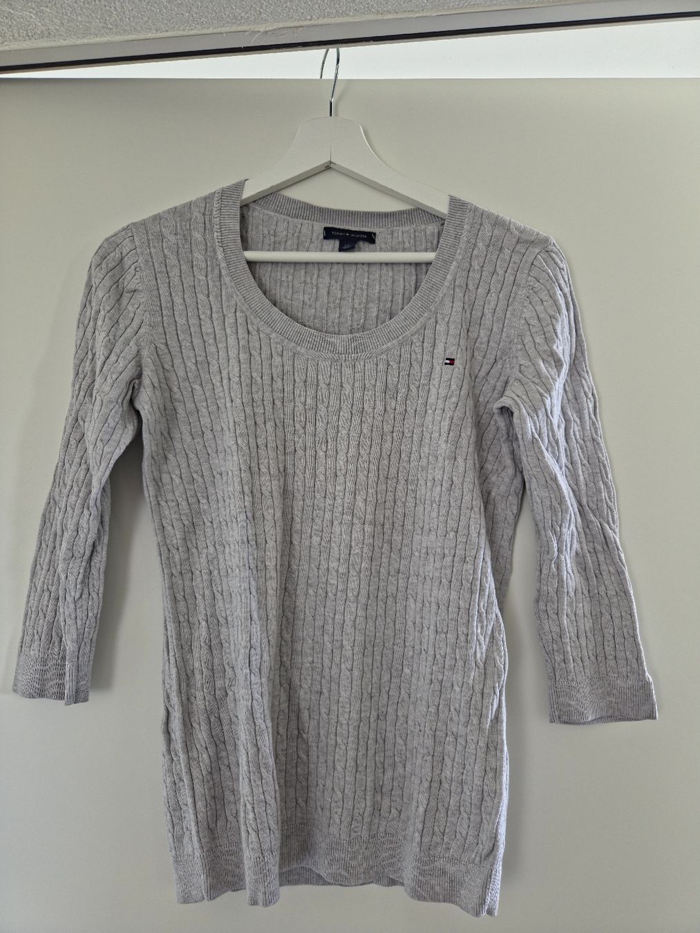 Tommy Hilfiger Maglioni & Felpe: Feinstrick Pullover Tommy Hilfiger Gr. S Hellgrau – Usato da Courgevaux venduto da mel_v6qd 1