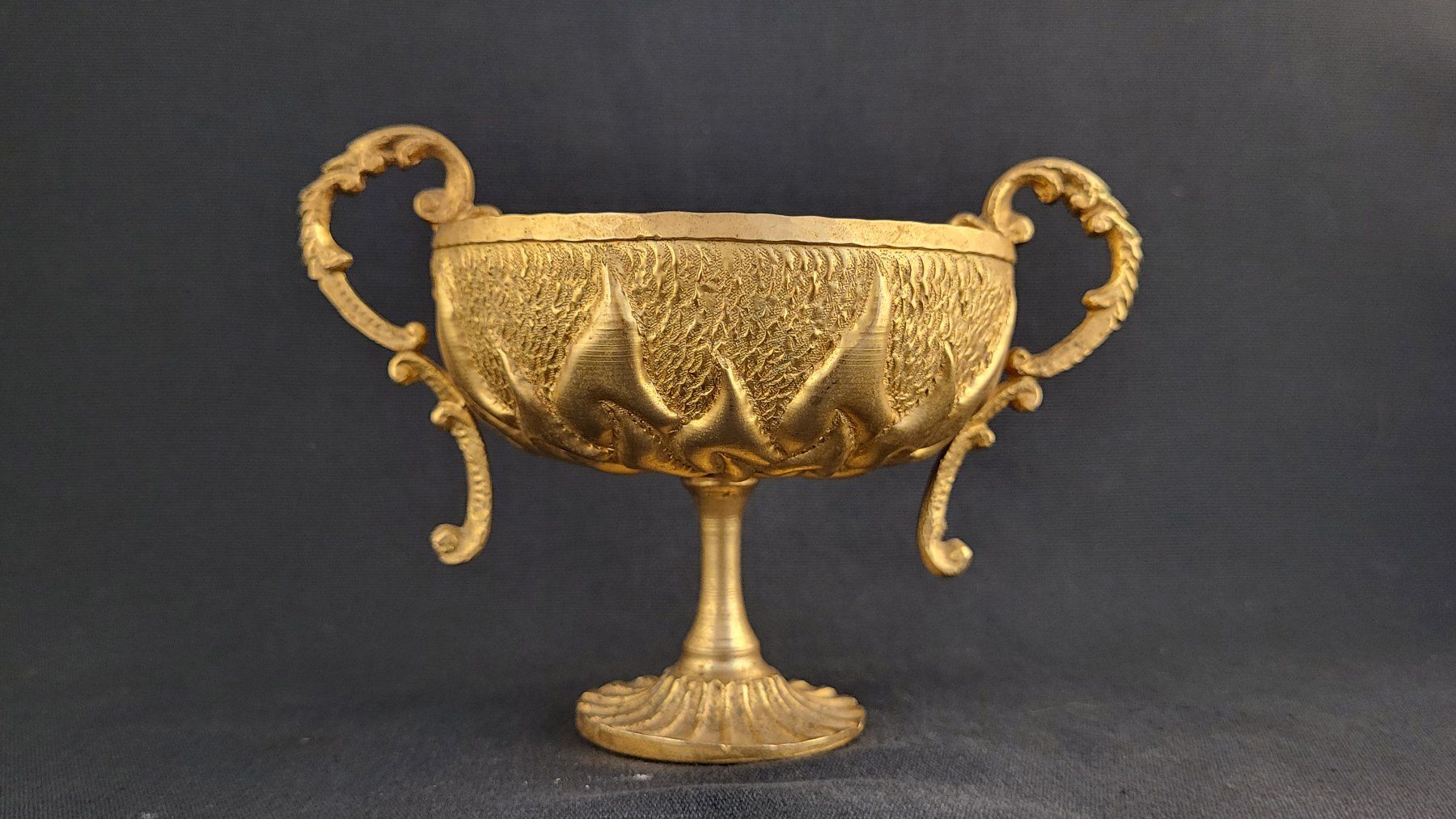 Figuren: Goldige Pokal-Schale – Gebraucht aus Basel von spinne02
