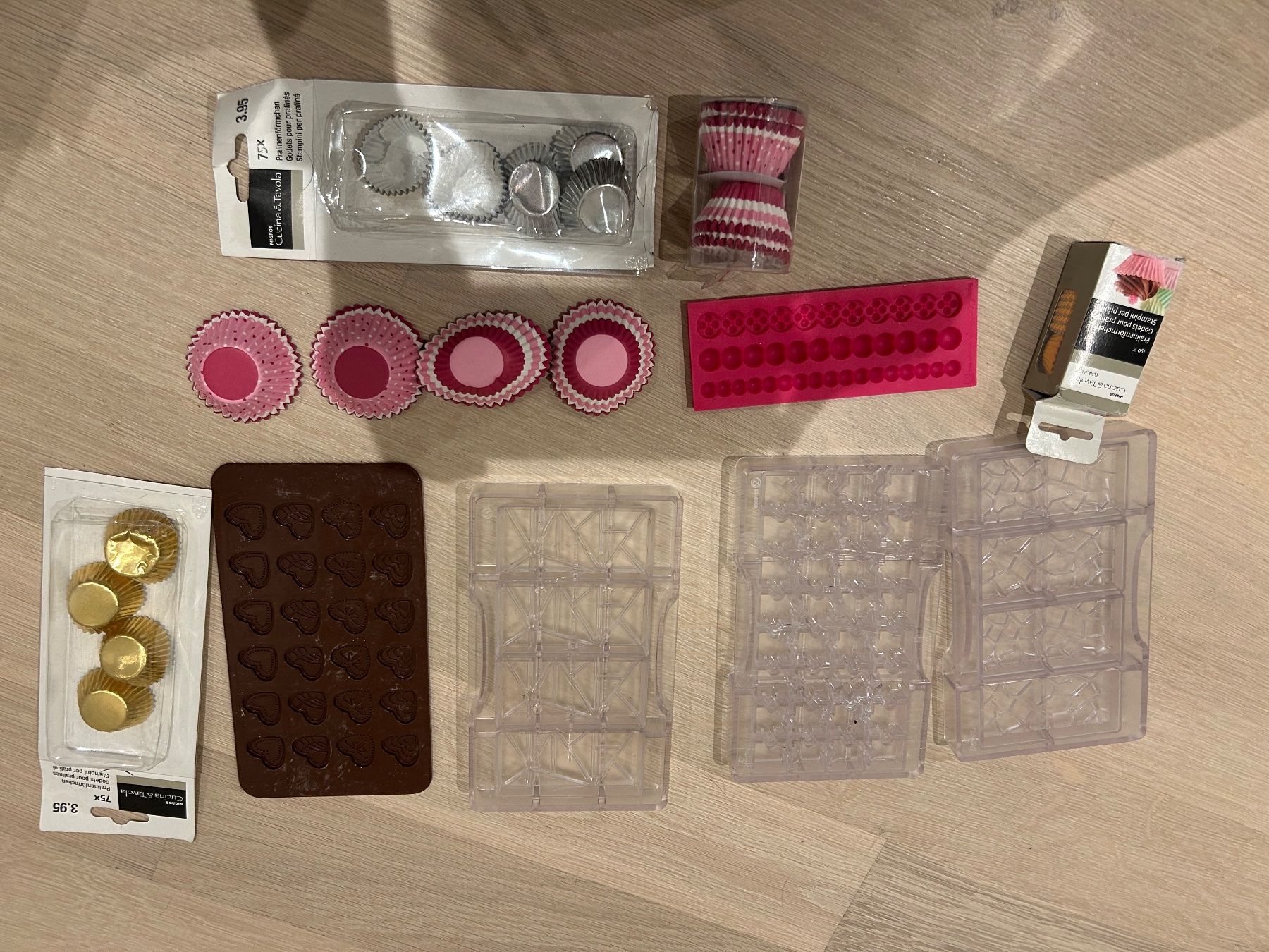 Backformen: Backzubehör-Set: Silikonformen & Papierförmchen, neuwertig – Gebraucht aus Zürich von Caffeinecat