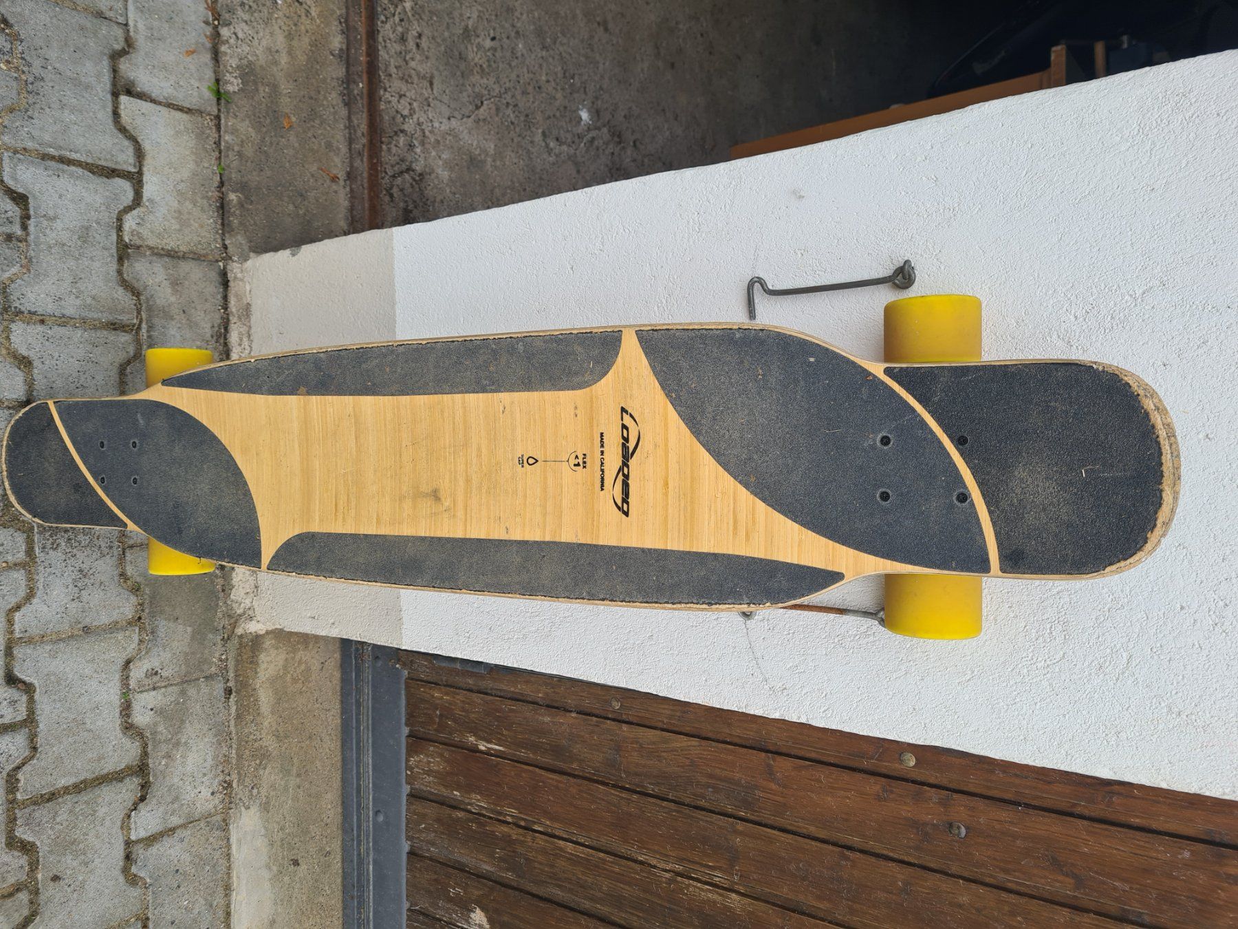 Skateboards: Longboard Loaded Bhangra 123cm, axes et roues – D'occasion à Porrentruy par manubelet