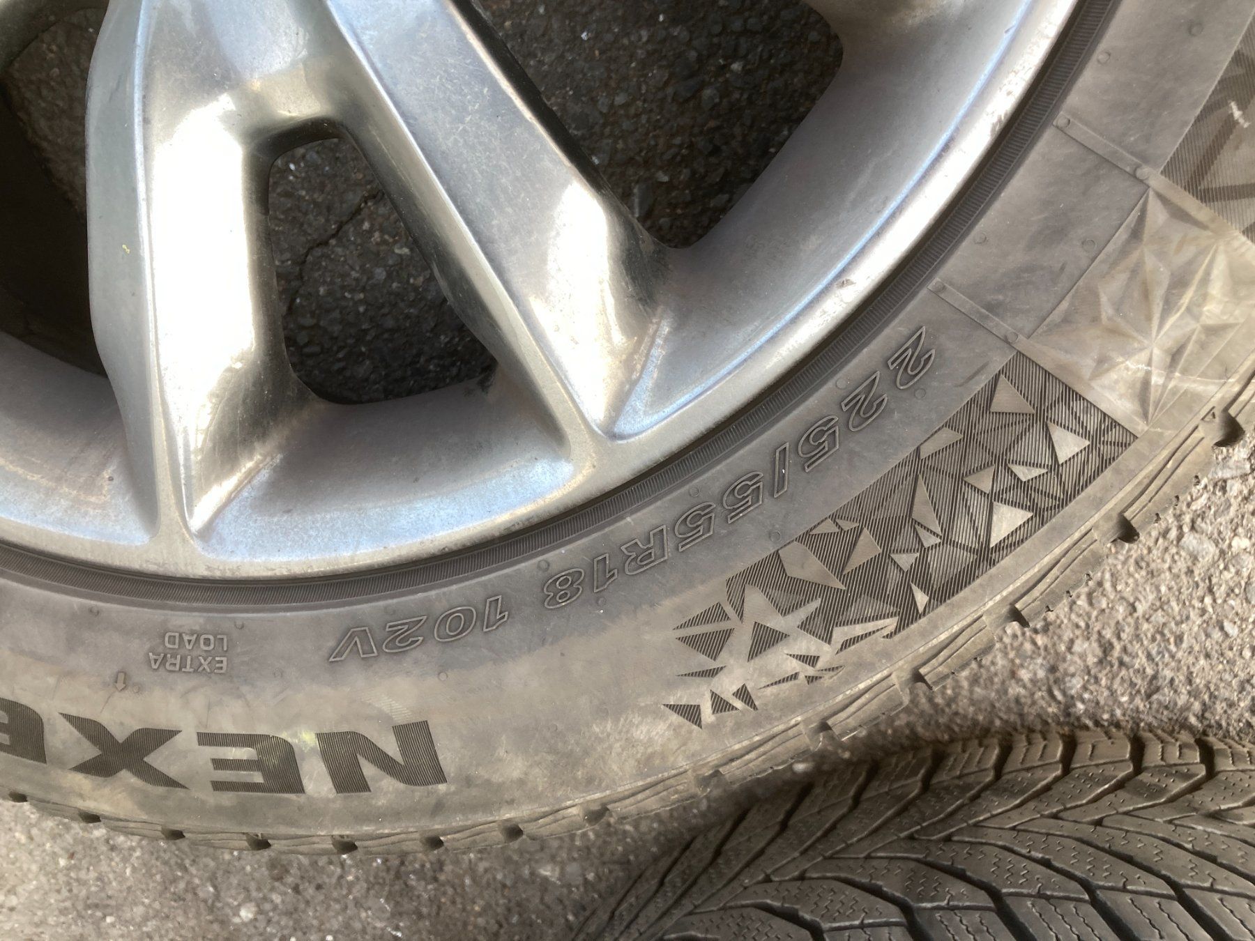 Jeep Pneus & Roues: Jeep Cherokee Winterräder 225/55R18 – D'occasion à Cham par WB2223 4