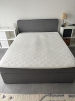 Boxspringbett grau mit Matratze in gutem Zustand