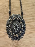 Modeschmuck Halskette mit Medaillon und Perlen 
