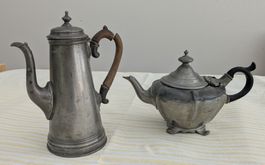 Antike Kaffeekanne und Antike Teekanne