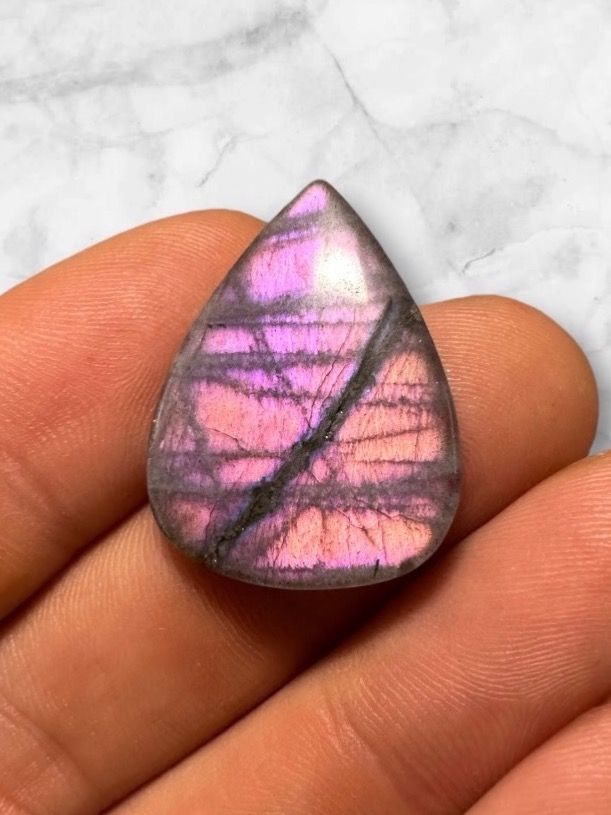 Minerali & Pietre curative: Labradorit Cabochon wunderschön orange-rosa, 20ct – Nuovo e nell'imballaggio originale da Männedorf venduto da CabochonExceptionnel
