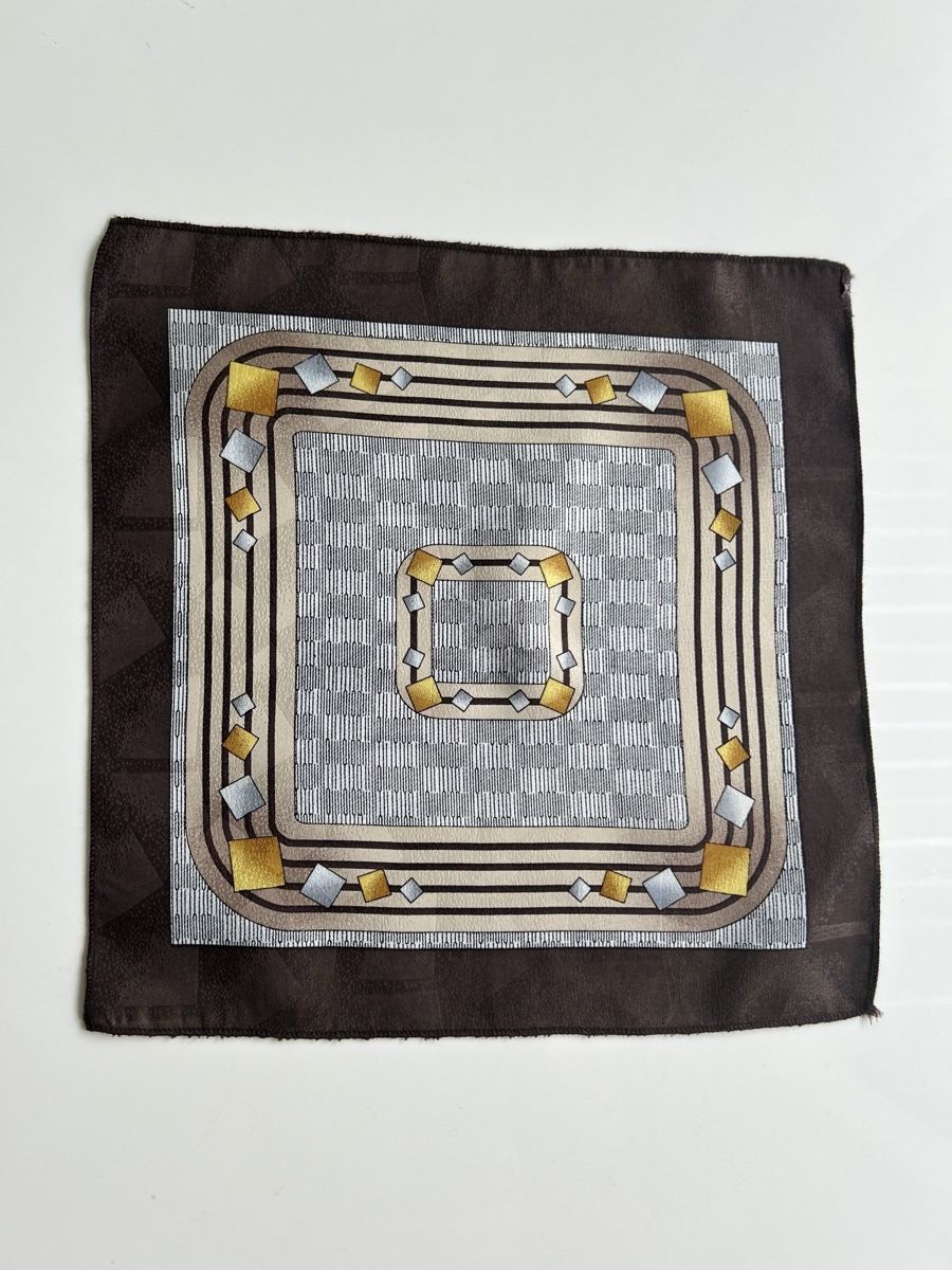 Foulards, Tücher & Schals: Brown Silk Scarf with Geometric Pattern – Neu (gemäss Beschreibung) aus Saland von ele_vc96