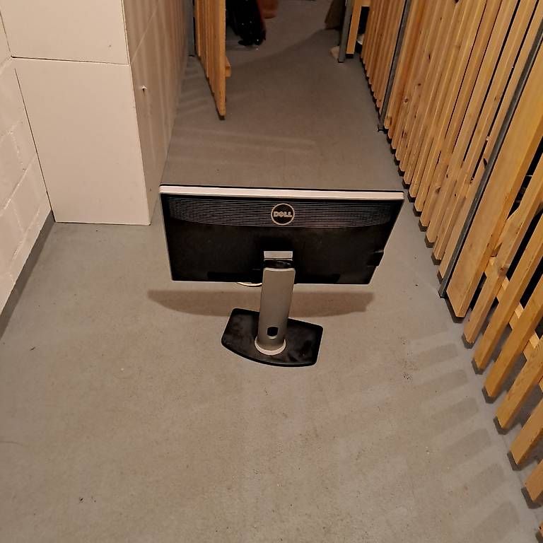 Monitor: monitor – Usato da Altdorf UR venduto da zio_y9w8