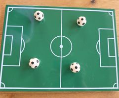 Magnettafel Fussballfeld mit 4 Magneten guter Zustand