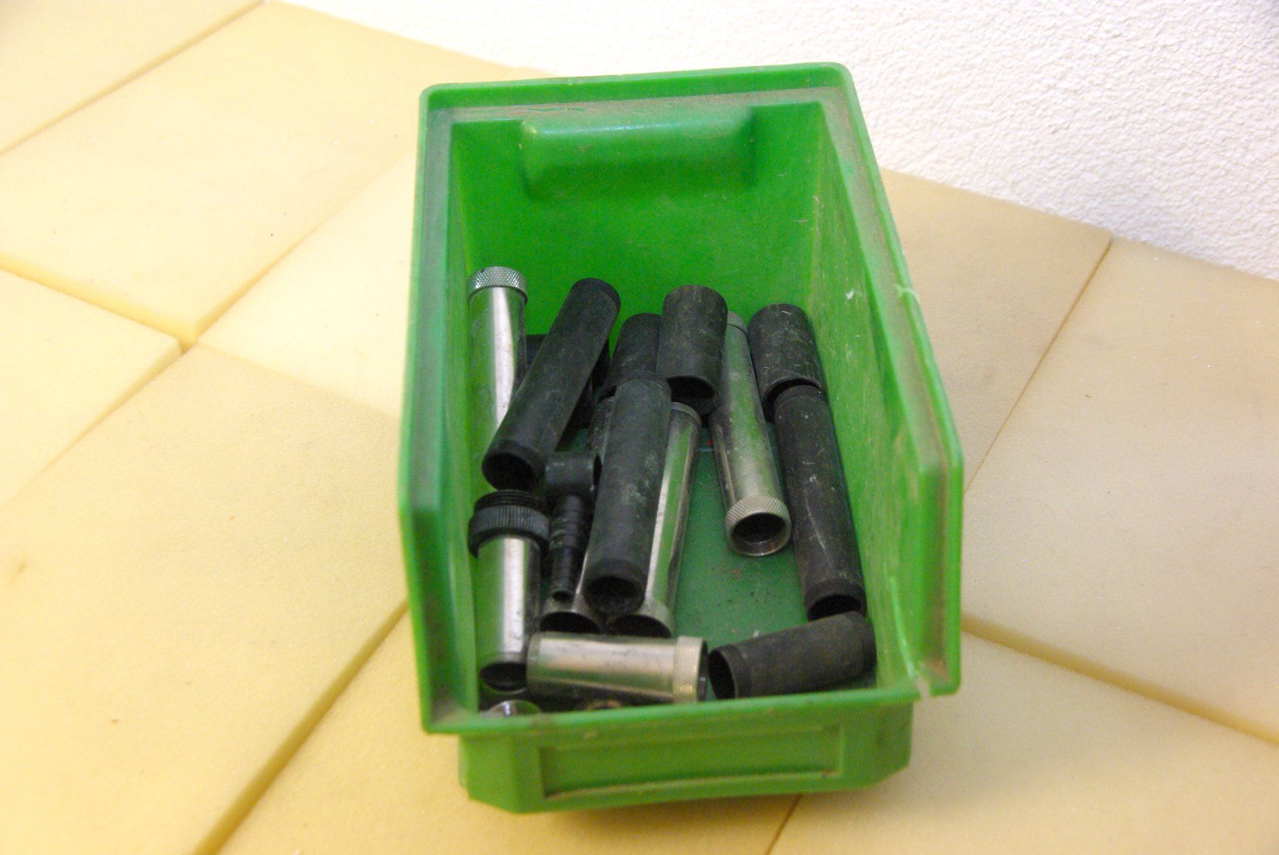 Behälter & Ähnliches: EMAG Kunststoff Box mit Rohrstücken + Mu – Defekt aus Herisau von Cevianer1844