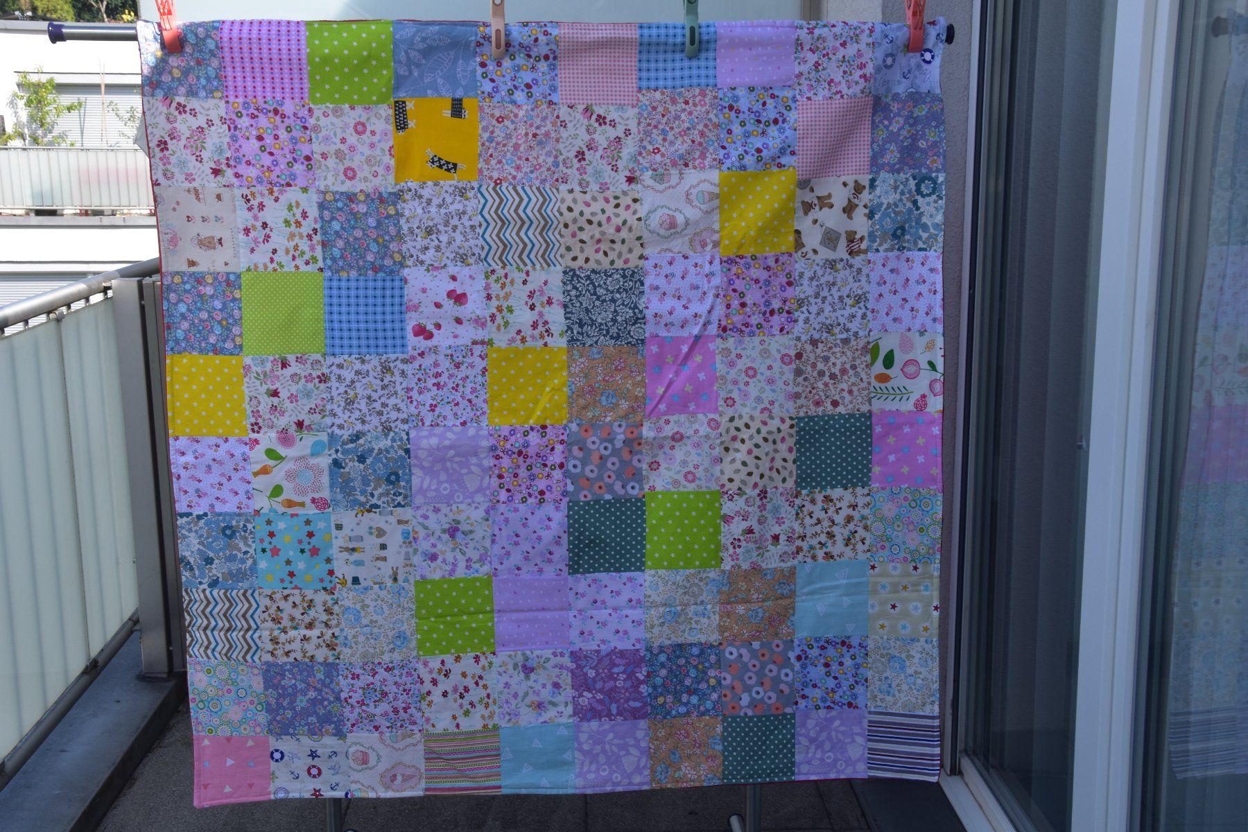 Coperte: Patchwork Decke mit roter Rückseite – Nuovo e nell'imballaggio originale da St. Gallen venduto da Elmarotto