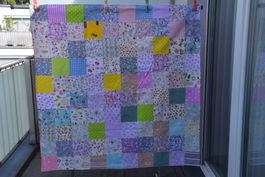 Patchwork Decke mit roter Rückseite