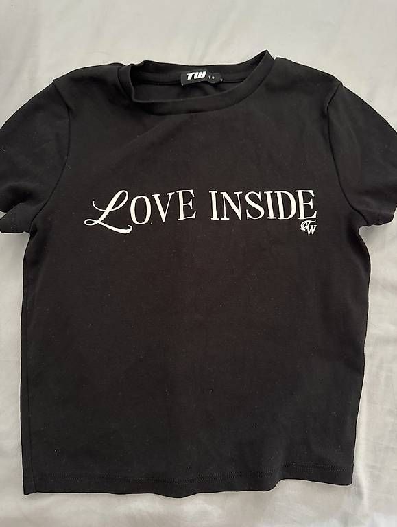 T-Shirts: Schwarzes Tshirt mir Frontprint – Gebraucht aus Ostermundigen von sve_9xp2