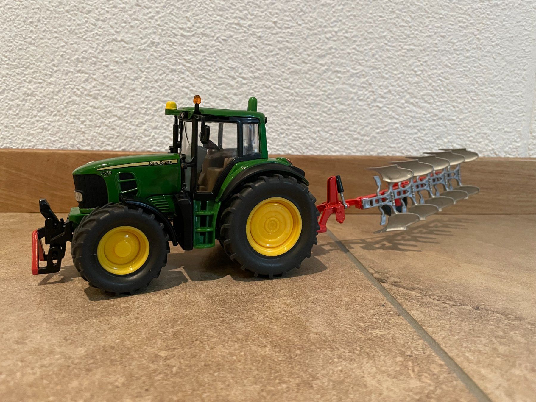 John Deere Trattori: SIKU John Deere 7530 mit Pflug – Nuovo e nell'imballaggio originale da Kreuzlingen venduto da Stefan1150