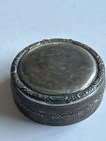Dose silberfarben rund mit Verzierungen (S27)