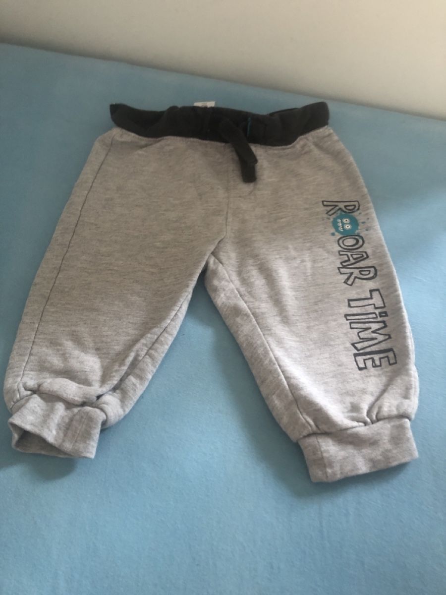 Zara Hosen: Graue Hose mit "Roar Time"-Aufdruck, Grösse 68 – Gebraucht aus Wettingen von Nini54