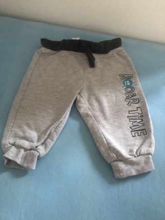 Graue Hose mit "Roar Time"-Aufdruck, Grösse 68