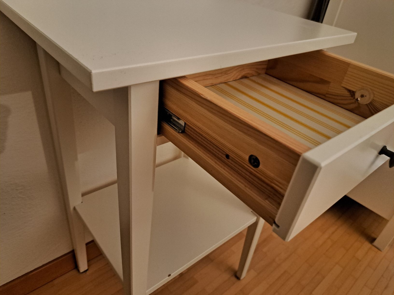 Ikea Comodini: IKEA Nachttisch Hemnes – Usato da Rapperswil SG venduto da suv_pmt5 3