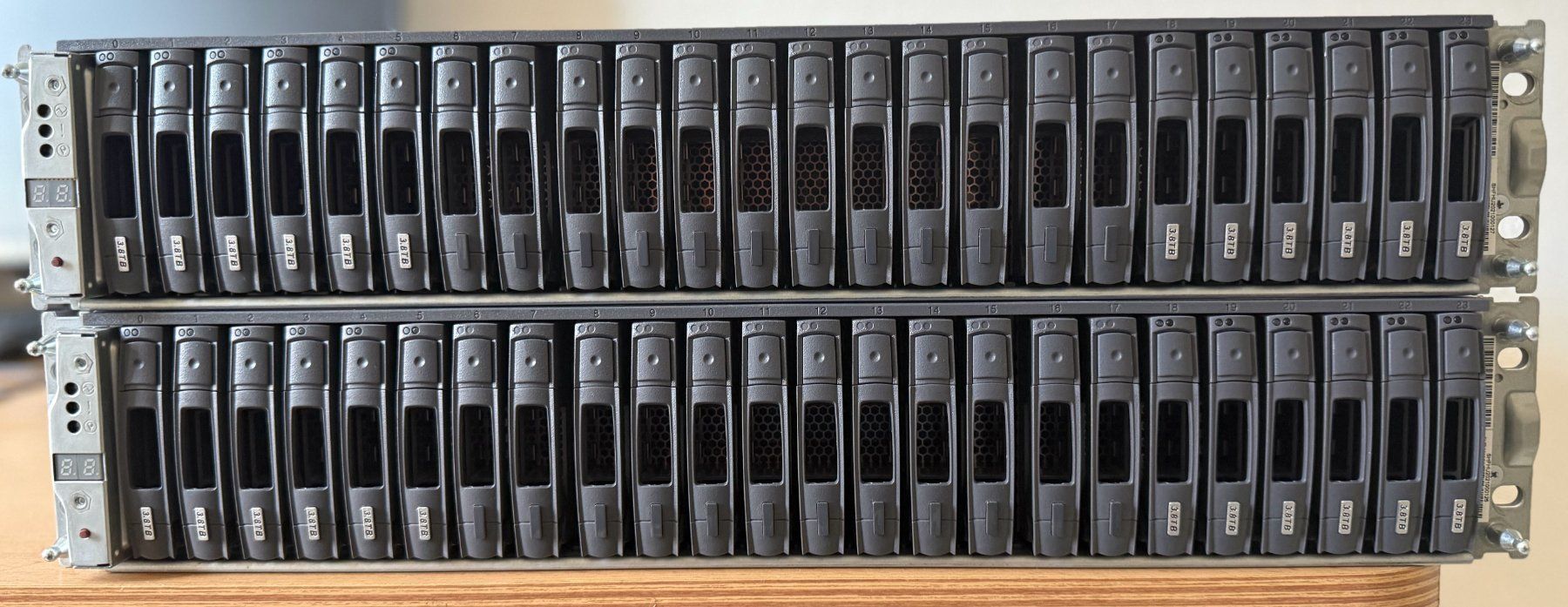 Serveurs: 2x NetApp AFF A220 Dual Controller Systeme – D'occasion à Uster par Deryvan 3